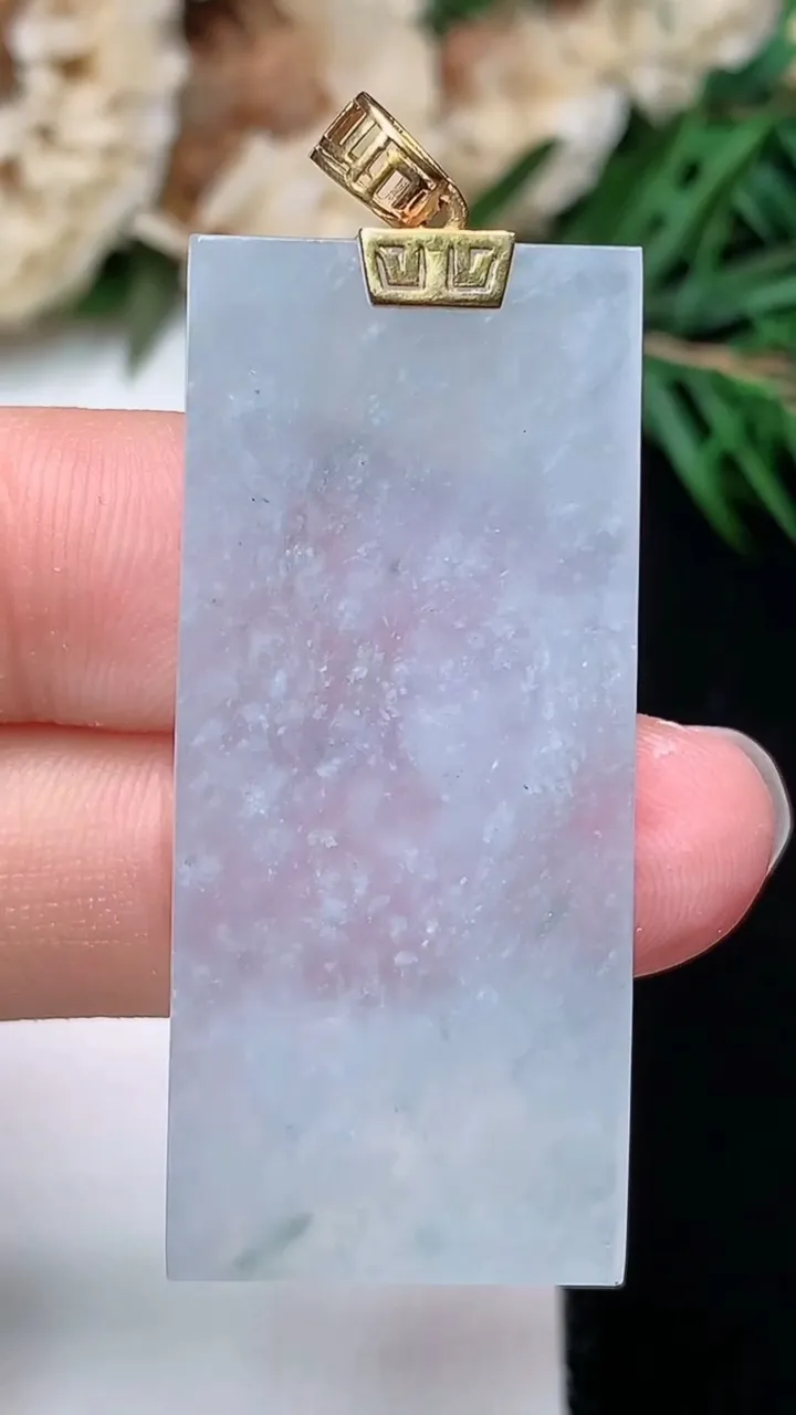 天然A货翡翠飘花无事牌吊坠，尺寸40.9-18.4-2.9，重量:7.53g
12月23日