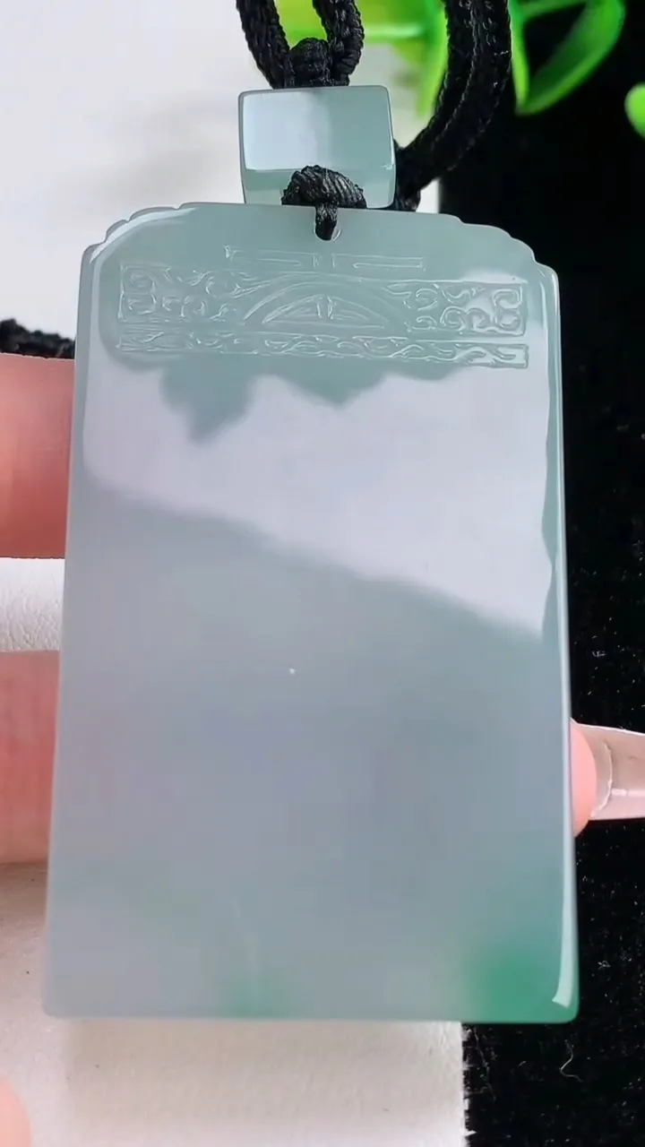 天然A货翡翠仿古无事牌吊坠，尺寸62.6-37.5-5.7，重量:49.81g
12月23日