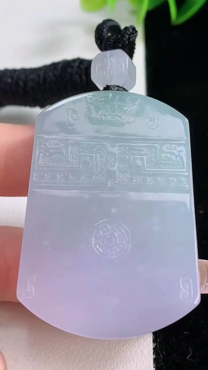 天然A货翡翠春带彩紫罗兰仿古无事牌吊坠，尺寸50-34.8-10.8，重量:59.53g
12月23