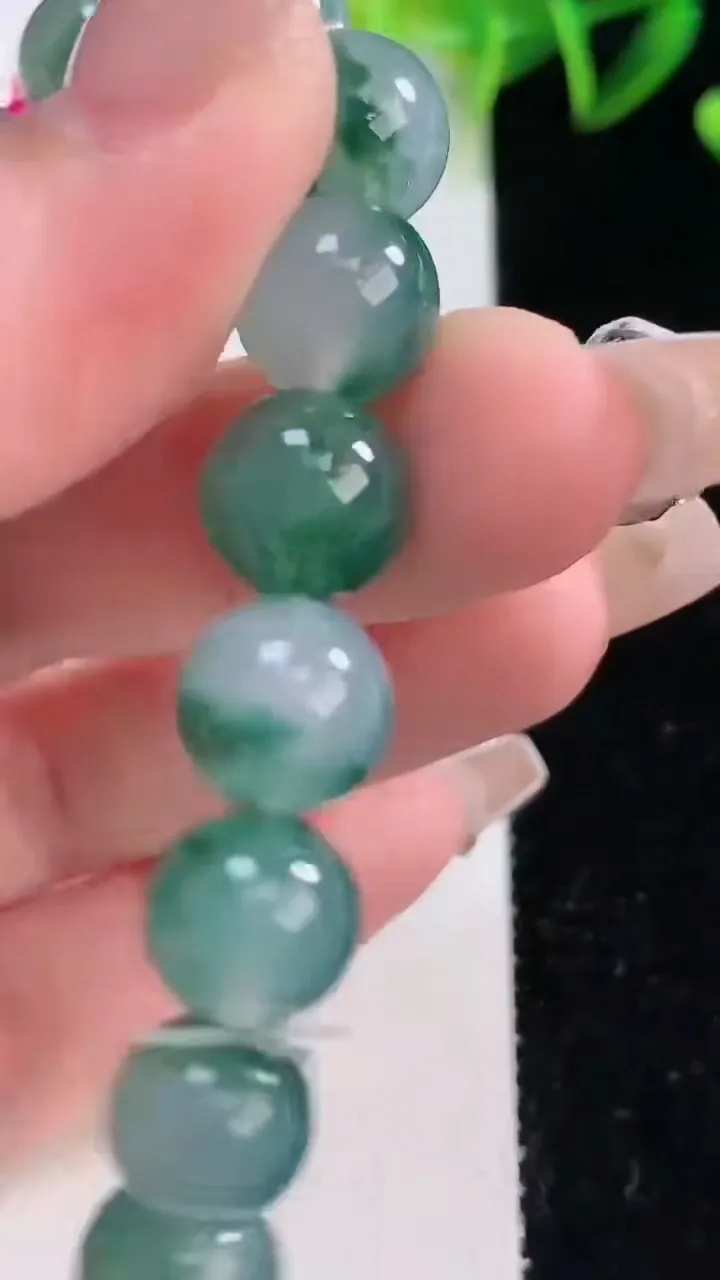 天然A货翡翠种飘花圆珠手串，尺寸10-19颗，重量:32.18g12月23日
工厂直销收藏佳品,种好水足，色泽均匀，有种有色，上手高大气！