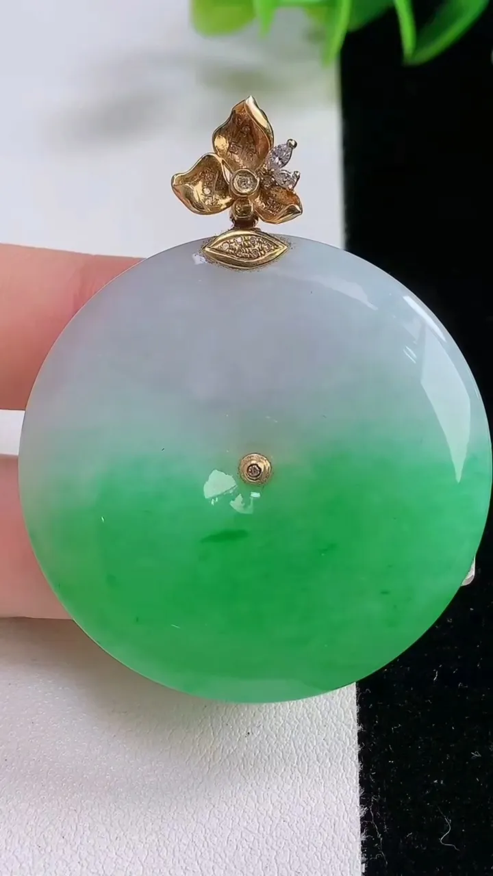 天然A货翡翠平安扣吊坠，尺寸43-5.7，重量:24.49g
12月23日