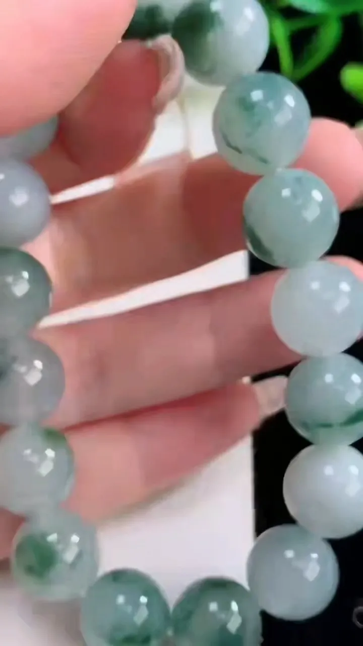 天然A货翡翠种飘花圆珠手串，尺寸11.8-17颗，重量:51.25g12月23日
工厂直销收藏佳品,种好水足，色泽均匀，有种有色，上手高大气！