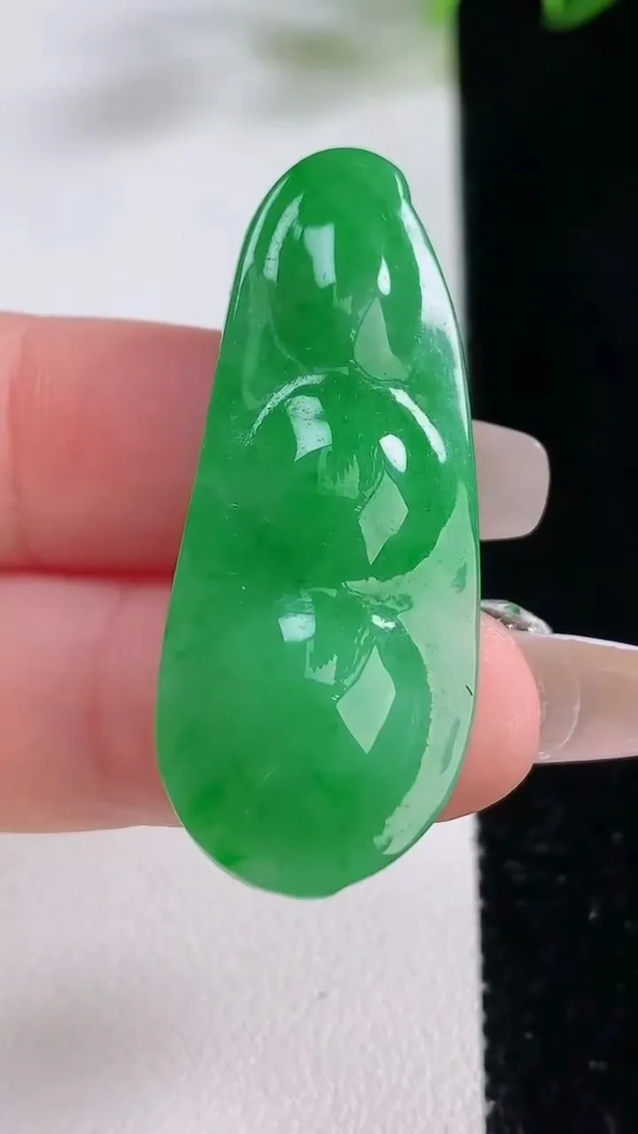 天然A货翡翠福豆吊坠，尺寸41.6-16.7-9.2，重量:10.55g
12月23日