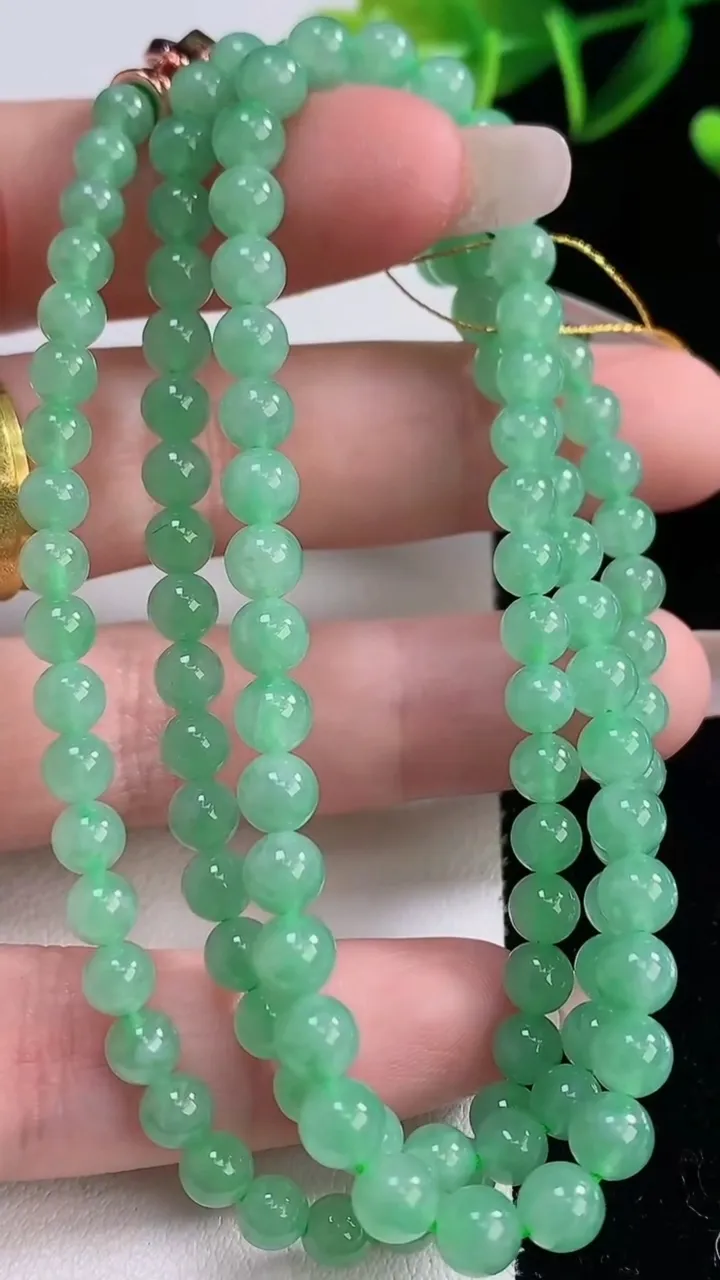 天然A货翡翠圆珠项链，尺寸5-115颗，重量:25.15g12月23日
工厂直销收藏佳品,种好水足，色泽均匀，有种有色，上手高大气！