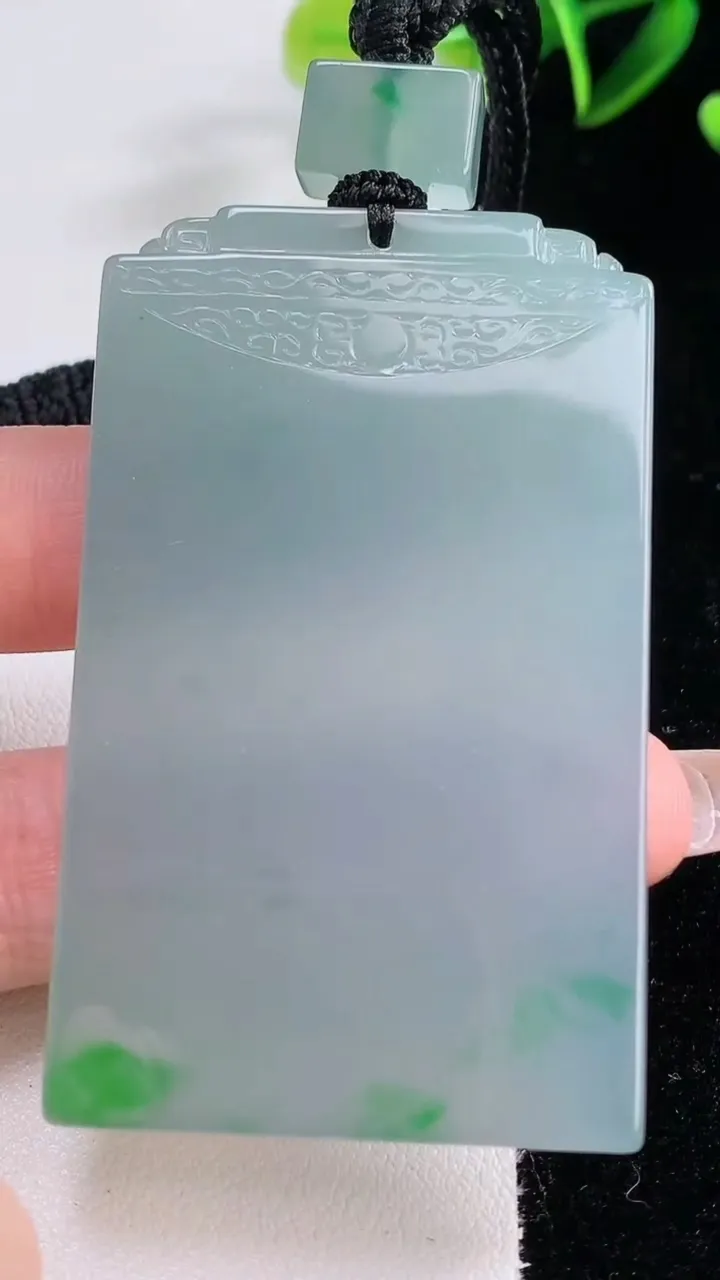 天然A货翡翠仿古无事牌吊坠，尺寸62.6-37.5-5.7，重量:49.81g
12月23日