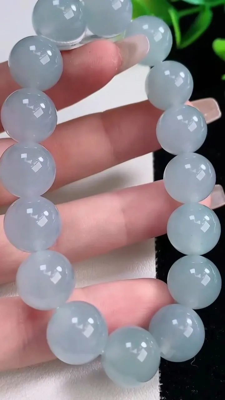 天然A货翡翠种紫罗兰圆珠手串，尺寸12.4-16颗，重量:53.51g12月23日
工厂直销收藏佳品,种好水足，色泽均匀，有种有色，上手高大气！