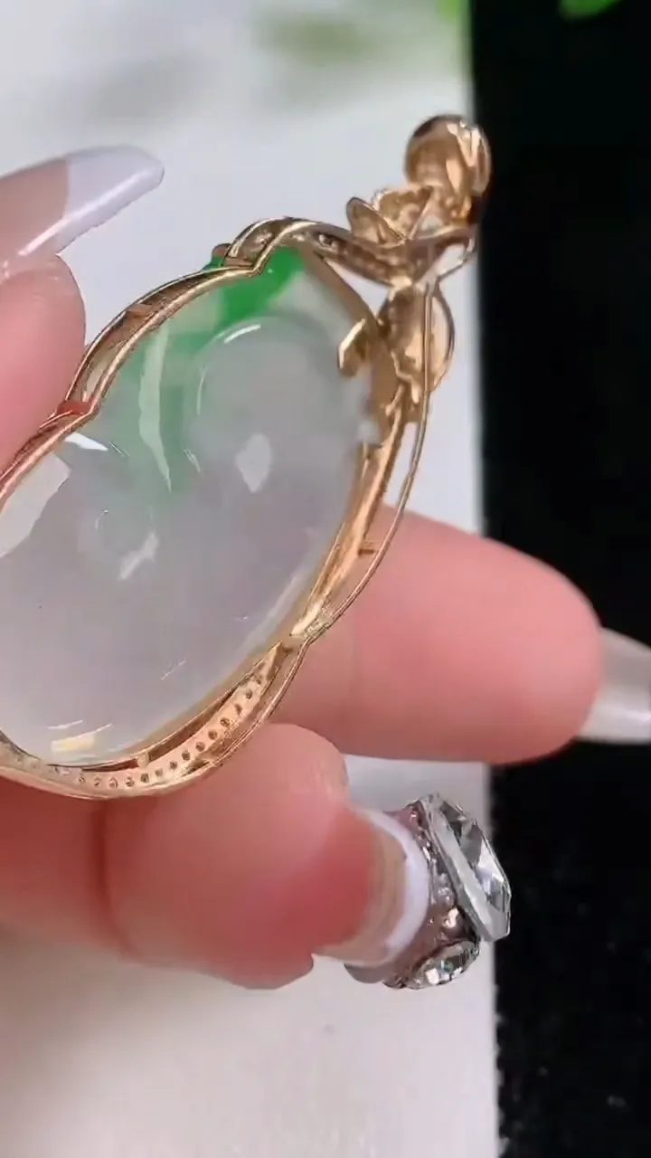 天然A货翡翠如意吊坠，尺寸47.8-21-7.4，裸石33-19.5重量:9.00g
12月23日