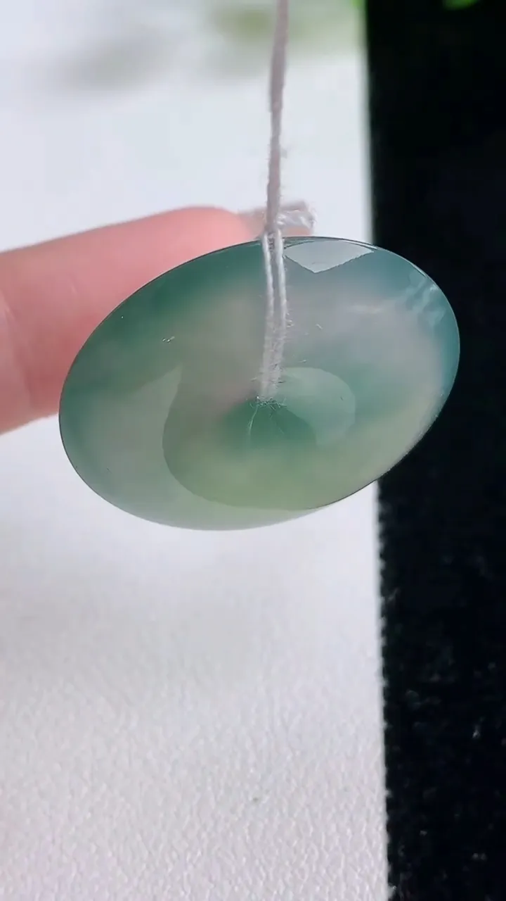 天然A货翡翠种飘花平安扣吊坠，尺寸27.7-5.2，重量:12.25g
12月23日