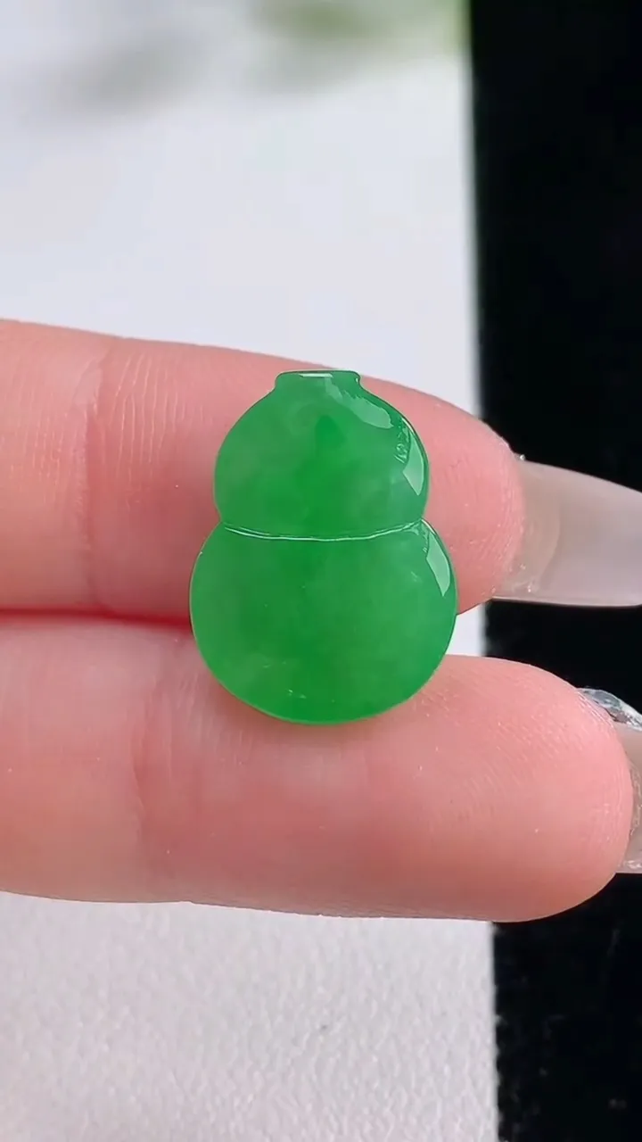天然A货翡翠葫芦镶嵌件，尺寸175-13-5.4，重量:2.18g
12月23日
