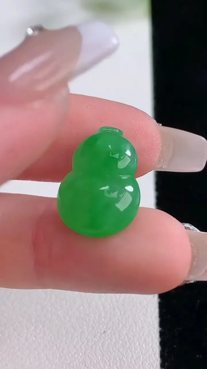天然A货翡翠葫芦镶嵌件，尺寸175-13-5.4，重量:2.18g
12月23日