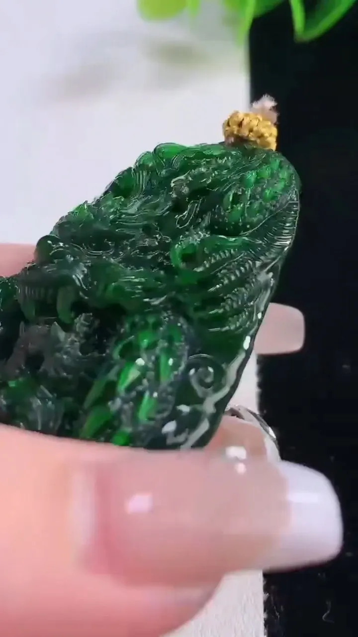 天然A货翡翠龙牌吊坠，尺寸63.5-39-13.8，重量:61.41g
12月23日