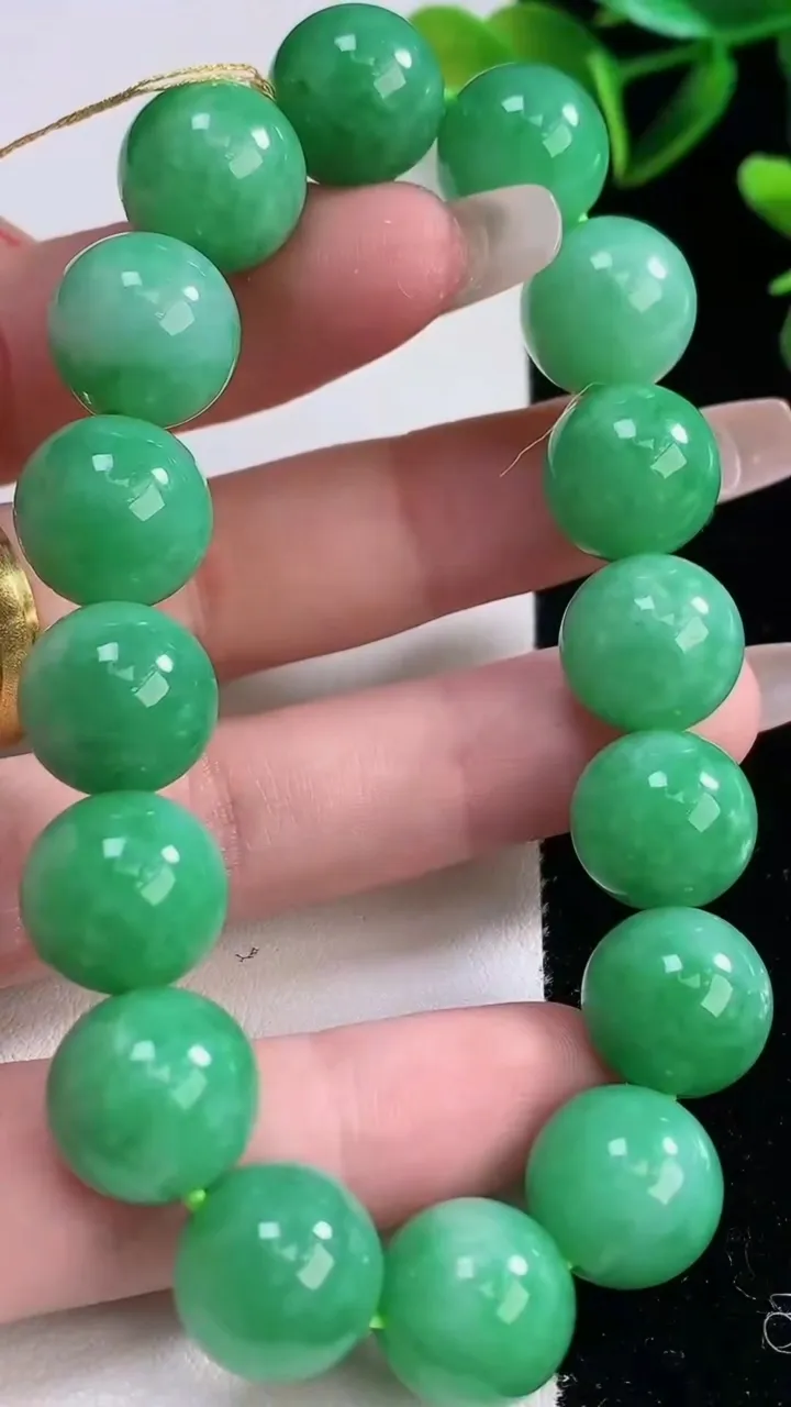 天然A货翡翠圆珠手串，尺寸12.8-16颗，重量:56.62g12月23日
工厂直销收藏佳品,种好水足，色泽均匀，有种有色，上手高大气！