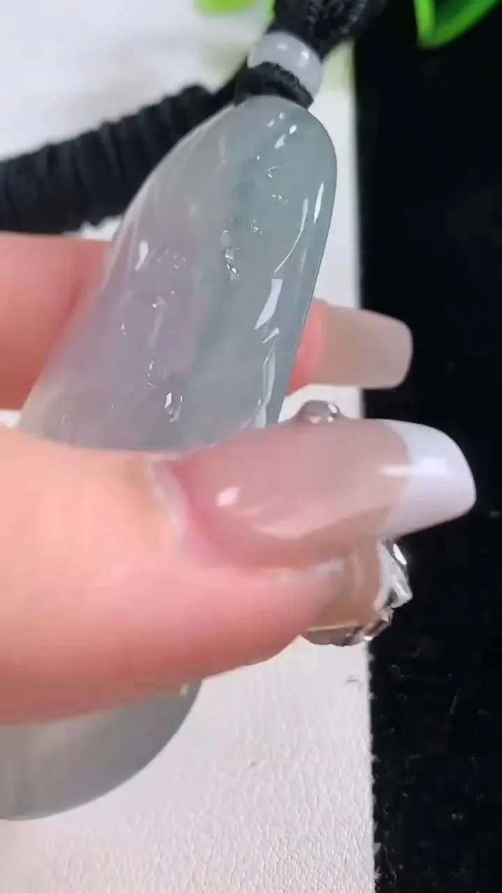 天然A货翡翠种飘花大势至菩萨吊坠，尺寸61.8-36-5.7，重量:27.63g
12月23日