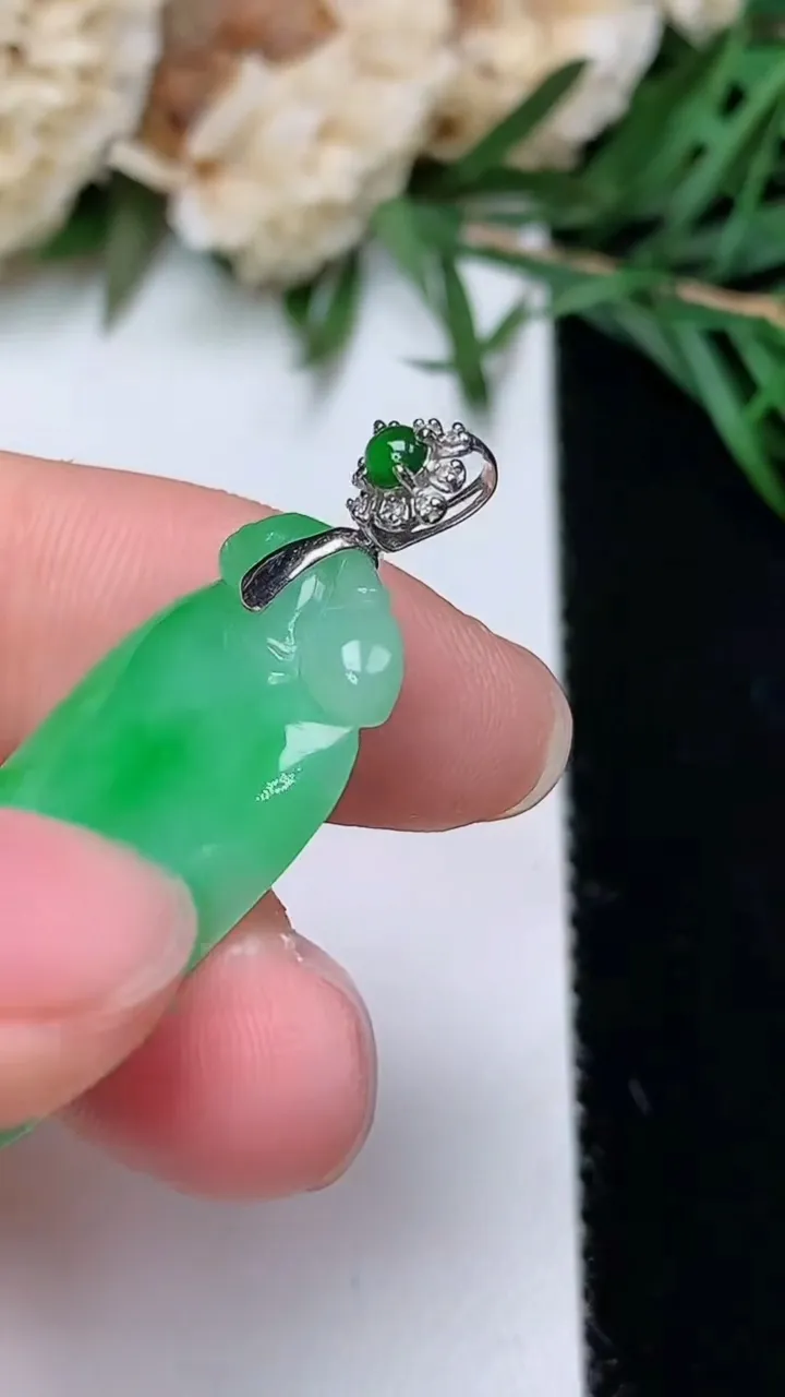 天然A货翡翠福瓜吊坠，尺寸29.4-15.3-4，重量:4.18g
12月23日