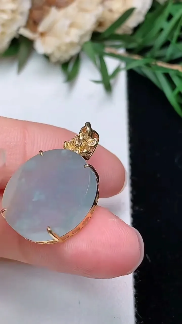 天然A货翡翠白冰无事牌吊坠，尺寸17.2-5.2，重量:3.13g
12月23日