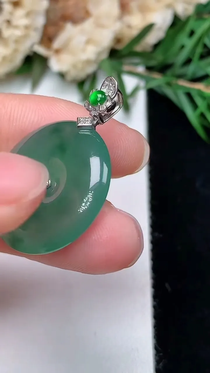 天然A货翡翠平安扣吊坠，尺寸21.7-4.5，重量:4.81g
12月23日