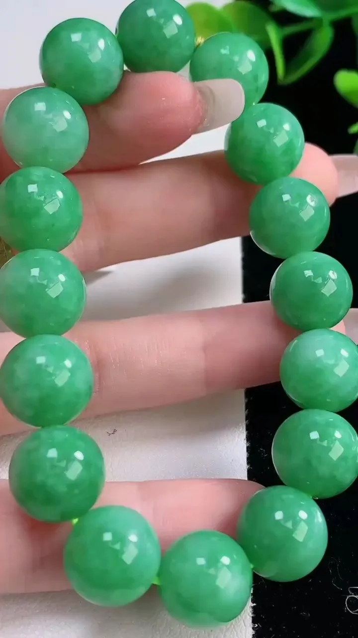 天然A货翡翠圆珠手串，尺寸12.8-16颗，重量:56.62g12月23日
工厂直销收藏佳品,种好水