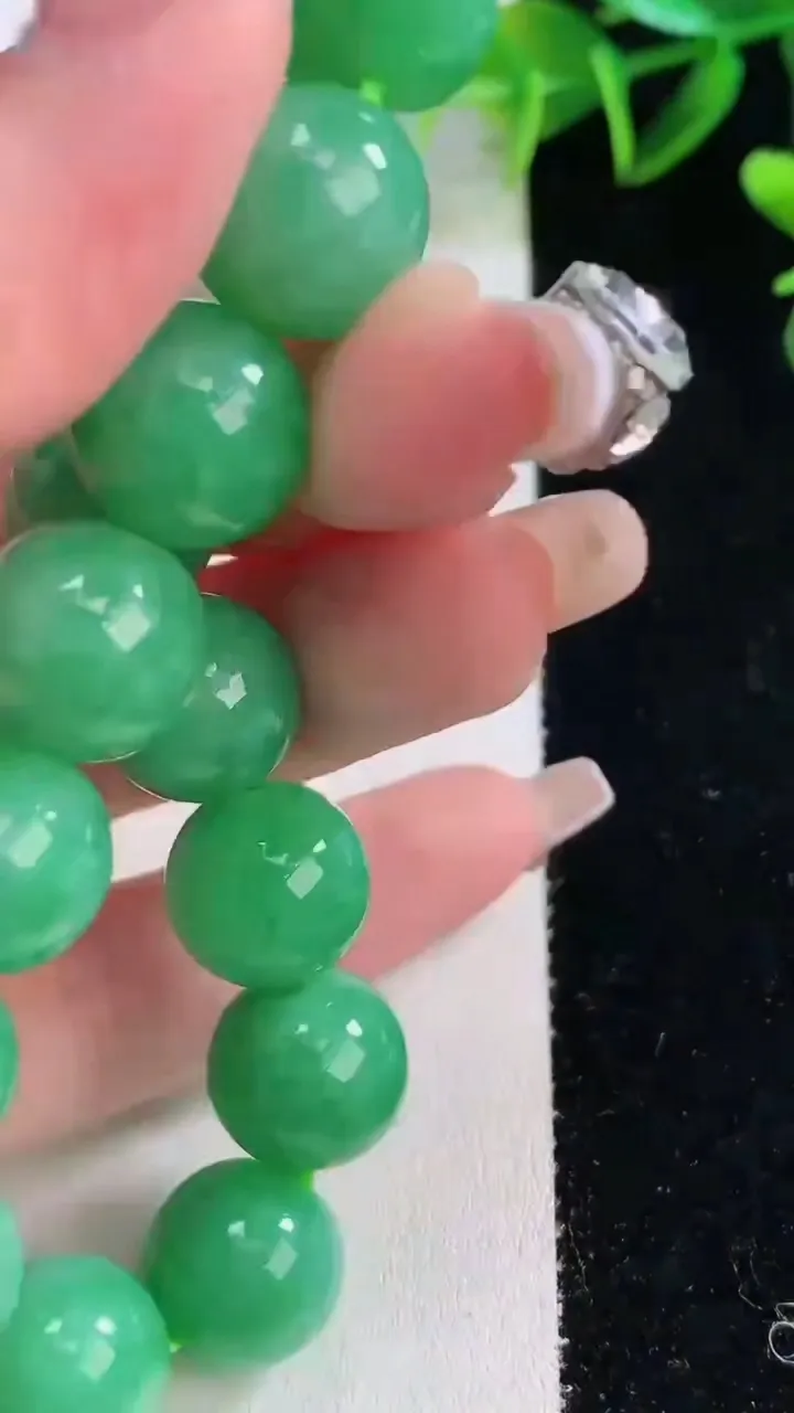 天然A货翡翠圆珠手串，尺寸12.8-16颗，重量:56.62g12月23日
工厂直销收藏佳品,种好水足，色泽均匀，有种有色，上手高大气！