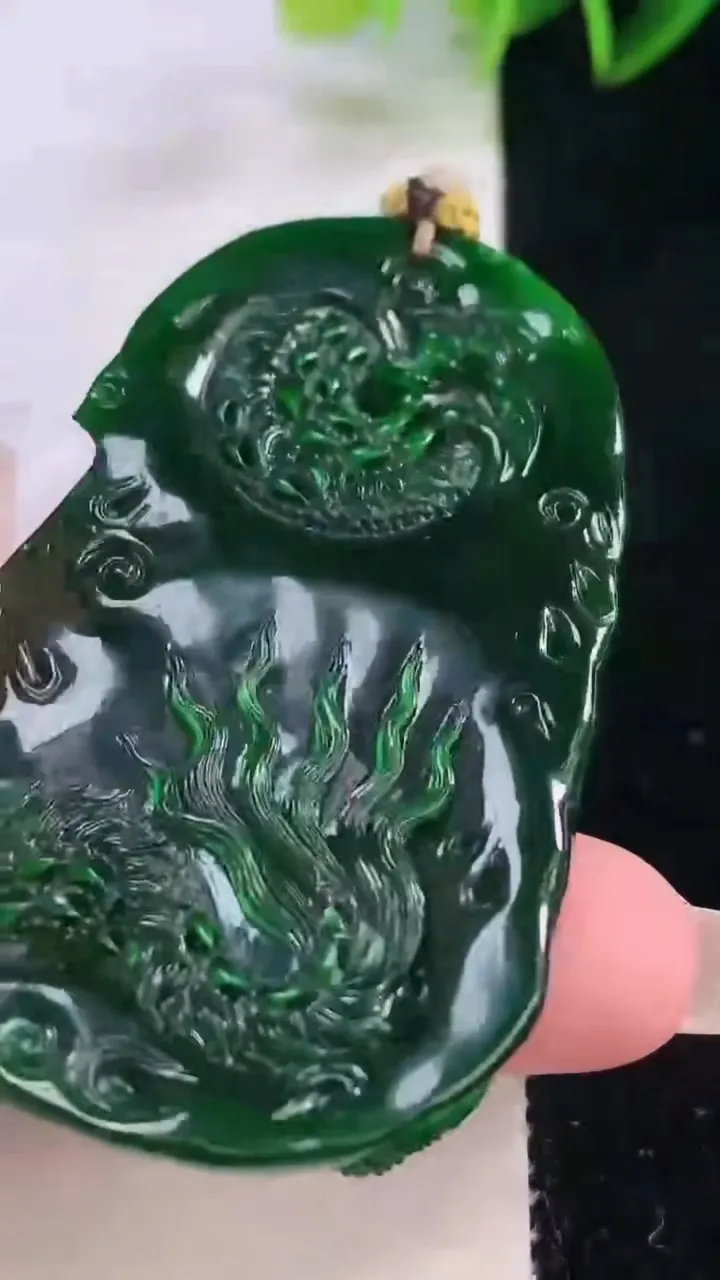 天然A货翡翠龙牌吊坠，尺寸63.5-39-13.8，重量:61.41g
12月23日
