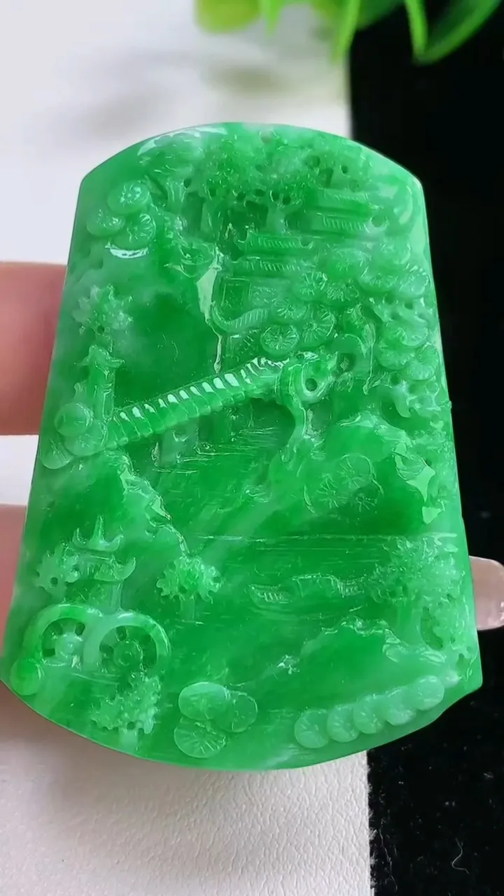 天然A货翡翠山水牌吊坠，尺寸54.7-40.4-5.9，重量:31.24g
12月23日