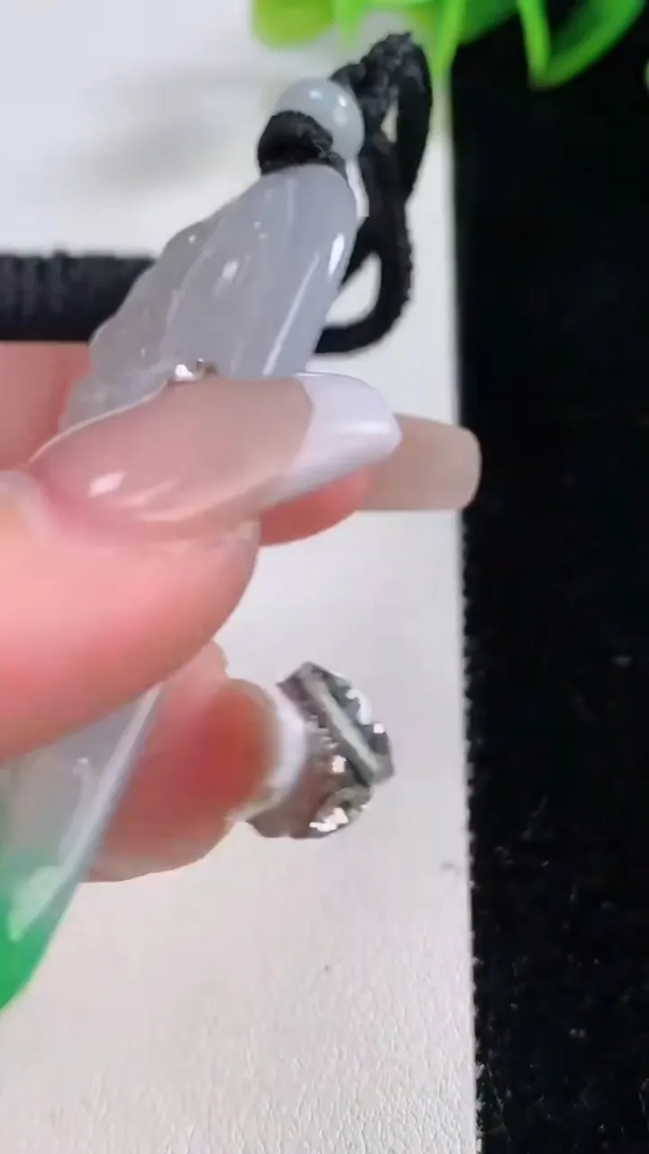 天然A货翡翠大势至菩萨吊坠，尺寸61-37.5-4.3，重量:26.98g
12月23日