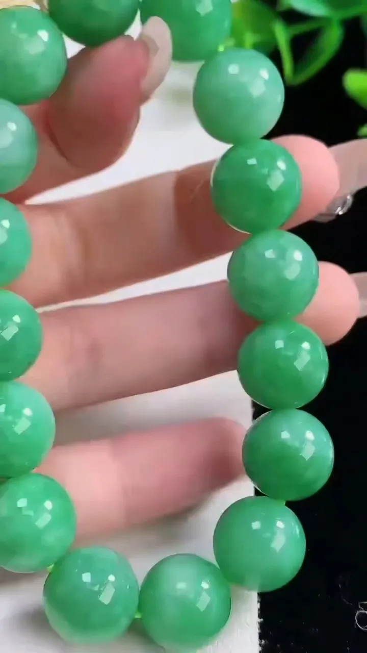 天然A货翡翠圆珠手串，尺寸12.8-16颗，重量:56.62g12月23日
工厂直销收藏佳品,种好水足，色泽均匀，有种有色，上手高大气！