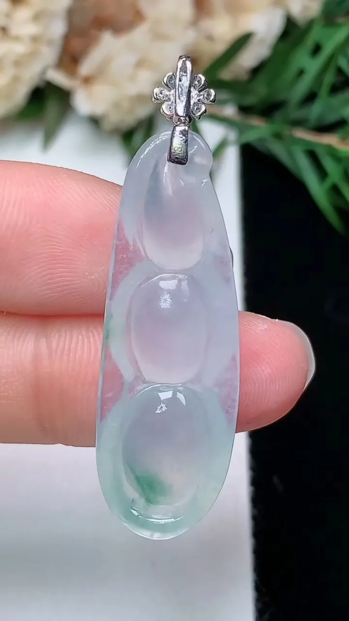 天然A货翡翠福豆吊坠，尺寸34.7-11.9-6，重量:4.21g
12月23日