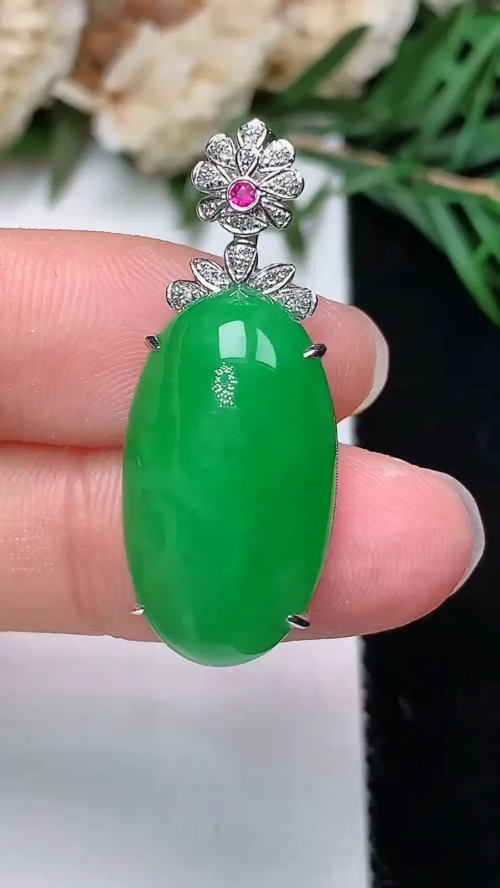 天然A货翡翠蛋面吊坠，尺寸22.4-12.8-8.3，重量:5.11g
12月23日