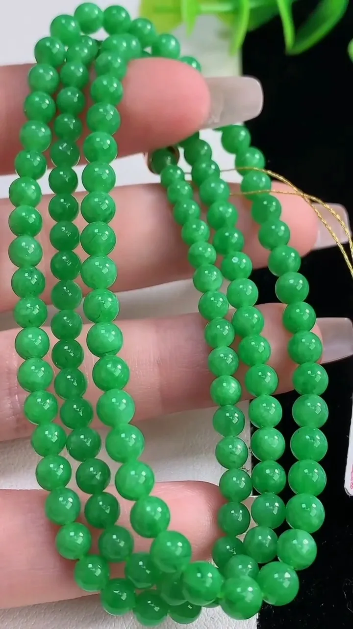 天然A货翡翠圆珠项链，尺寸4.4-125颗，重量:21.68g12月23日
工厂直销收藏佳品,种好水足，色泽均匀，有种有色，上手高大气！