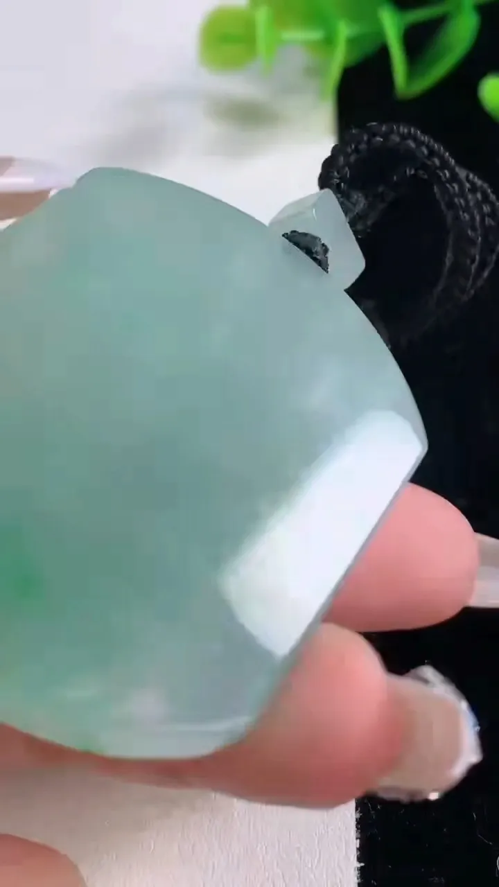 天然A货翡翠无事牌吊坠，尺寸53-41.3-5.5，重量:40.12g
12月23日