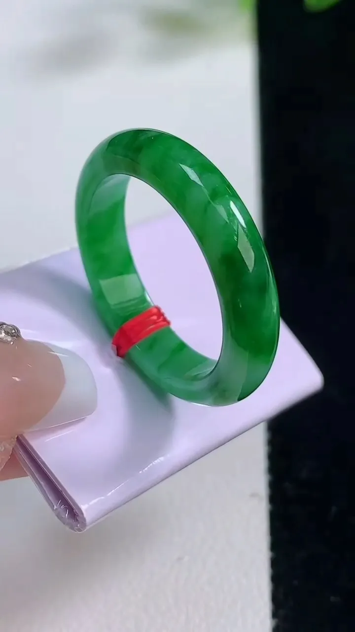 天然A货翡翠指环戒指，尺寸20.6-5-3.4，重量:5.30g2025年12月23日
工厂直销收藏佳品,种好水足，色泽均匀，有种有色，上手高大气！