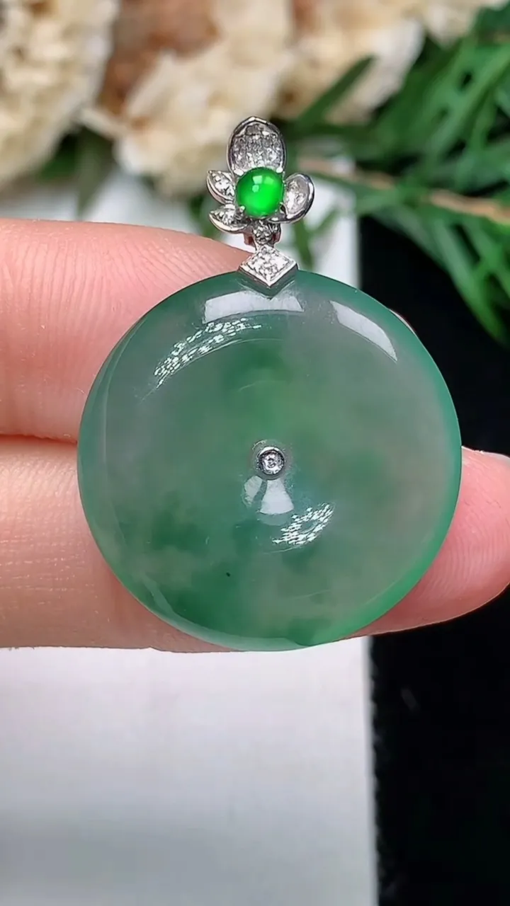 天然A货翡翠平安扣吊坠，尺寸21.7-4.5，重量:4.81g
12月23日