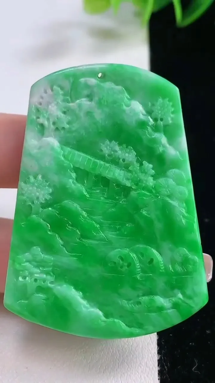 天然A货翡翠山水牌吊坠，尺寸54.7-40.4-5.9，重量:31.24g
12月23日