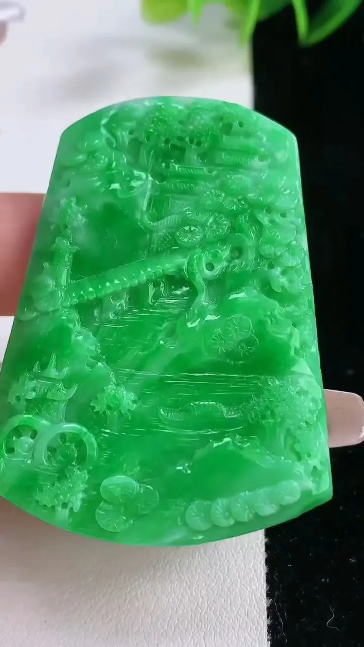 天然A货翡翠山水牌吊坠，尺寸54.7-40.4-5.9，重量:31.24g
12月23日