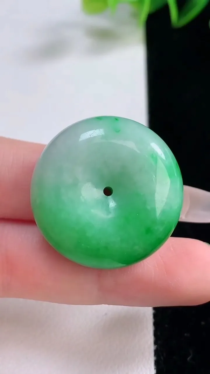 天然A货翡翠平安扣吊坠，尺寸28-12.5，重量:21.71g
12月23日