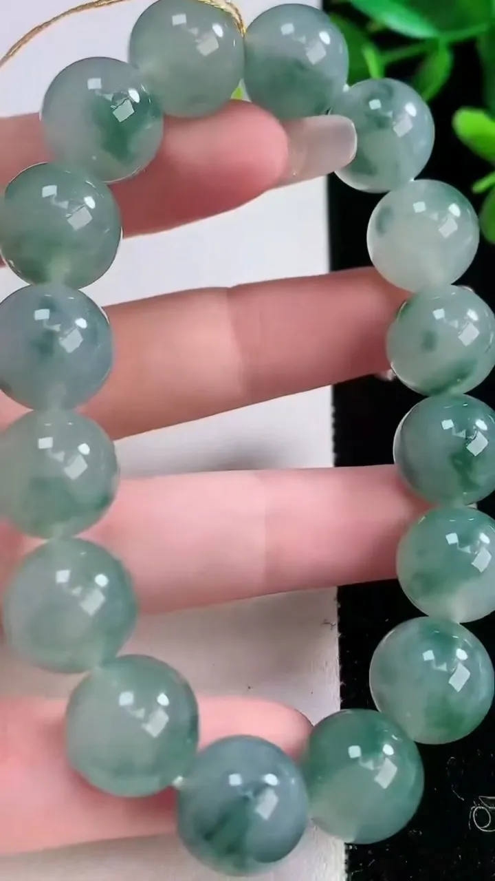 天然A货翡翠种飘花圆珠手串，尺寸12.8-16颗，重量:57.99g12月23日
工厂直销收藏佳品,种好水足，色泽均匀，有种有色，上手高大气！