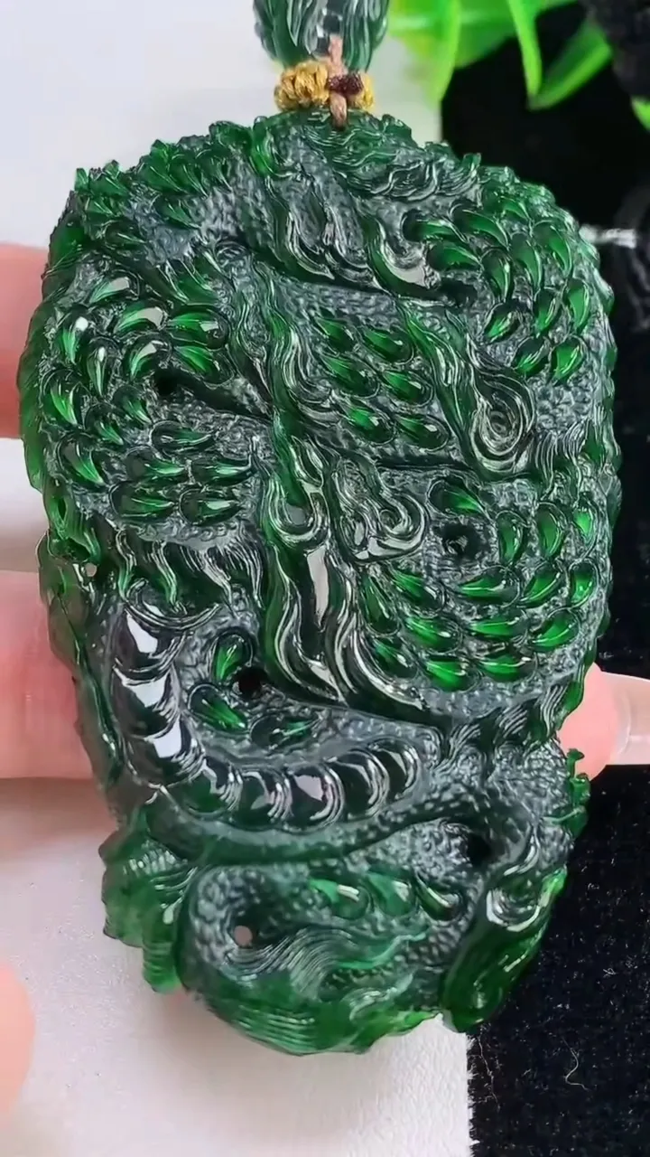 天然A货翡翠龙牌吊坠，尺寸73.4-47-17，重量:87.79g
12月23日