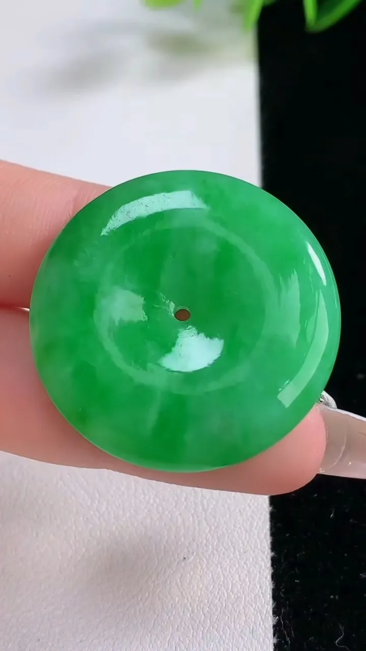 天然A货翡翠平安扣吊坠，尺寸32.7-5.6，重量:12.52g
12月23日