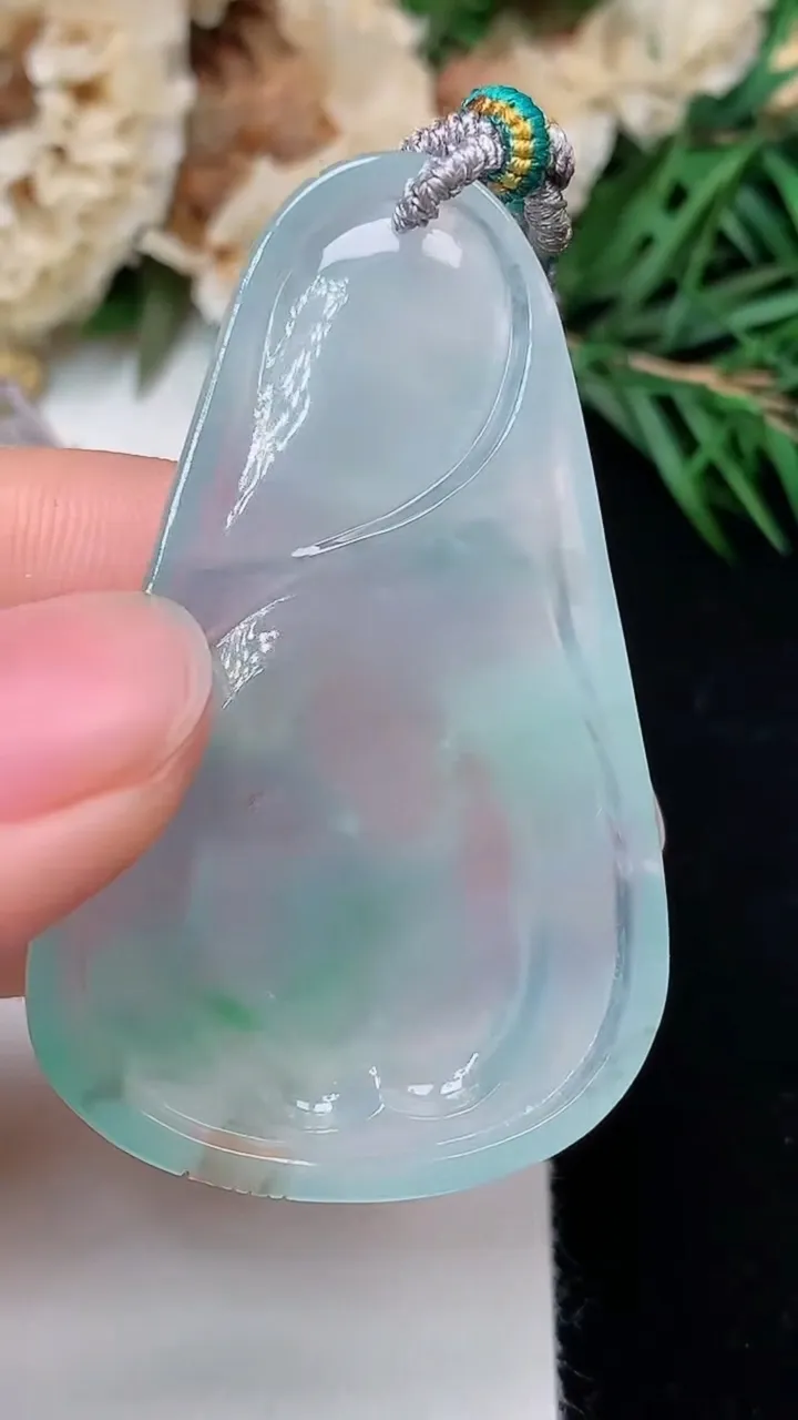 天然A货翡翠观音菩萨吊坠，尺寸47.7-29.7-6.2，重量:16.35g
12月23日