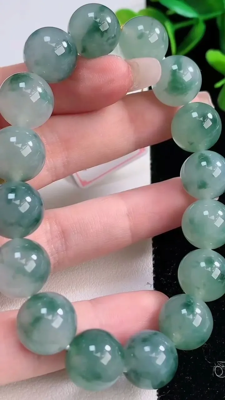 天然A货翡翠种飘花圆珠手串，尺寸12.8-16颗，重量:57.99g12月23日
工厂直销收藏佳品,种好水足，色泽均匀，有种有色，上手高大气！