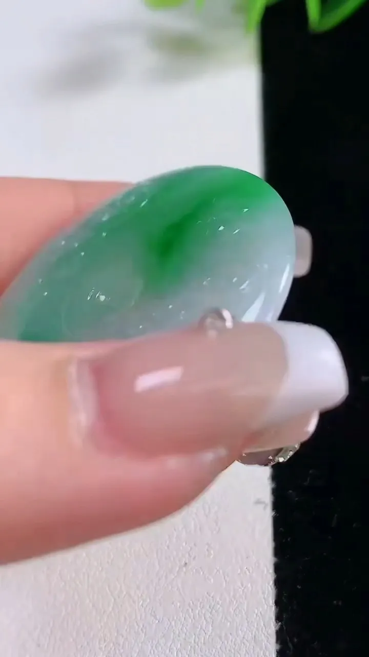 天然A货翡翠复古平安扣吊坠，尺寸39.6-5.4，重量:18.76g
12月23日