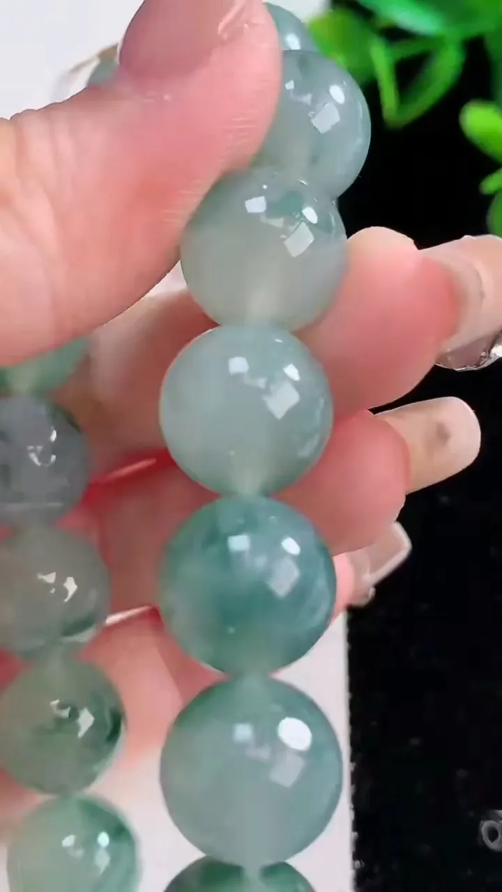 天然A货翡翠种飘花圆珠手串，尺寸12.8-16颗，重量:57.99g12月23日
工厂直销收藏佳品,种好水足，色泽均匀，有种有色，上手高大气！