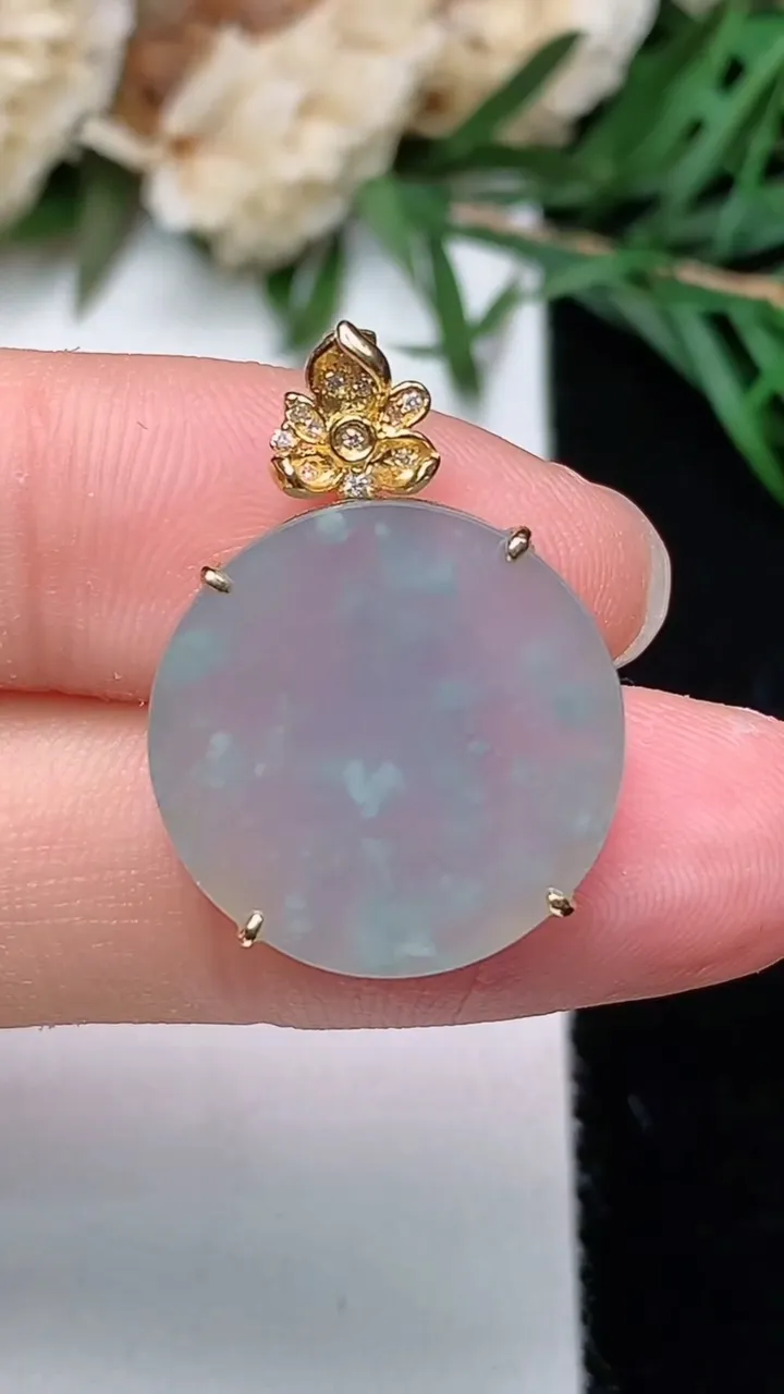 天然A货翡翠白冰无事牌吊坠，尺寸17.2-5.2，重量:3.13g
12月23日