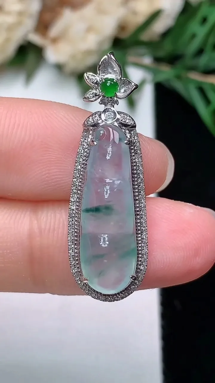 天然A货翡翠飘花福豆吊坠，尺寸30.8-9.9-7.5，裸石20.4-6.7，重量:2.47g
12月23日