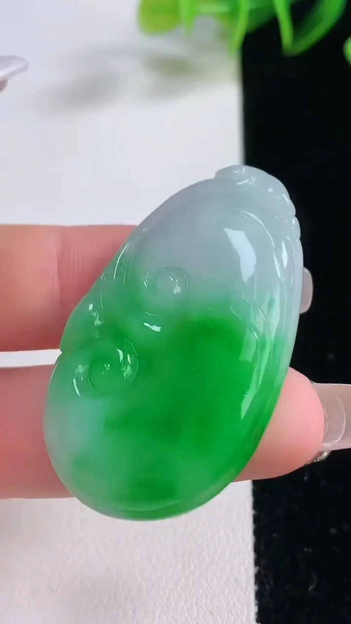 天然A货翡翠如意吊坠，尺寸43-26.4-5.5，重量:13.57g
12月23日