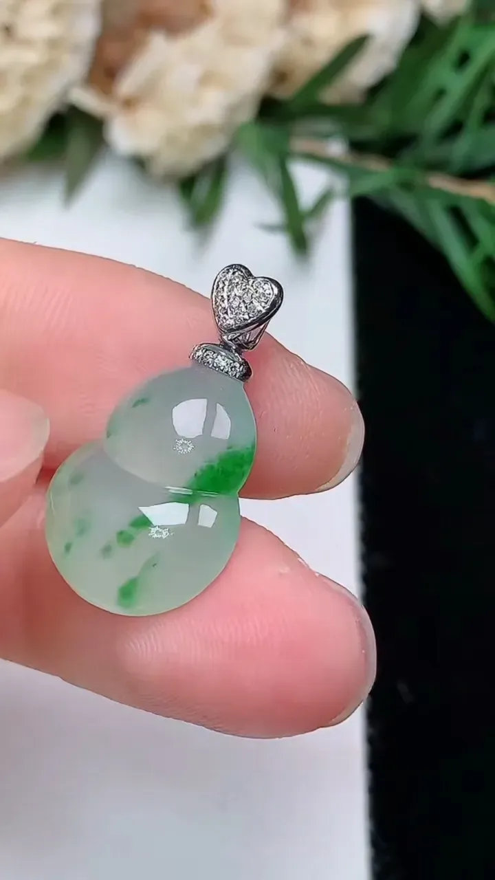 天然A货翡翠葫芦吊坠，尺寸16.3-13.2-4.8，重量:2.02g
12月23日