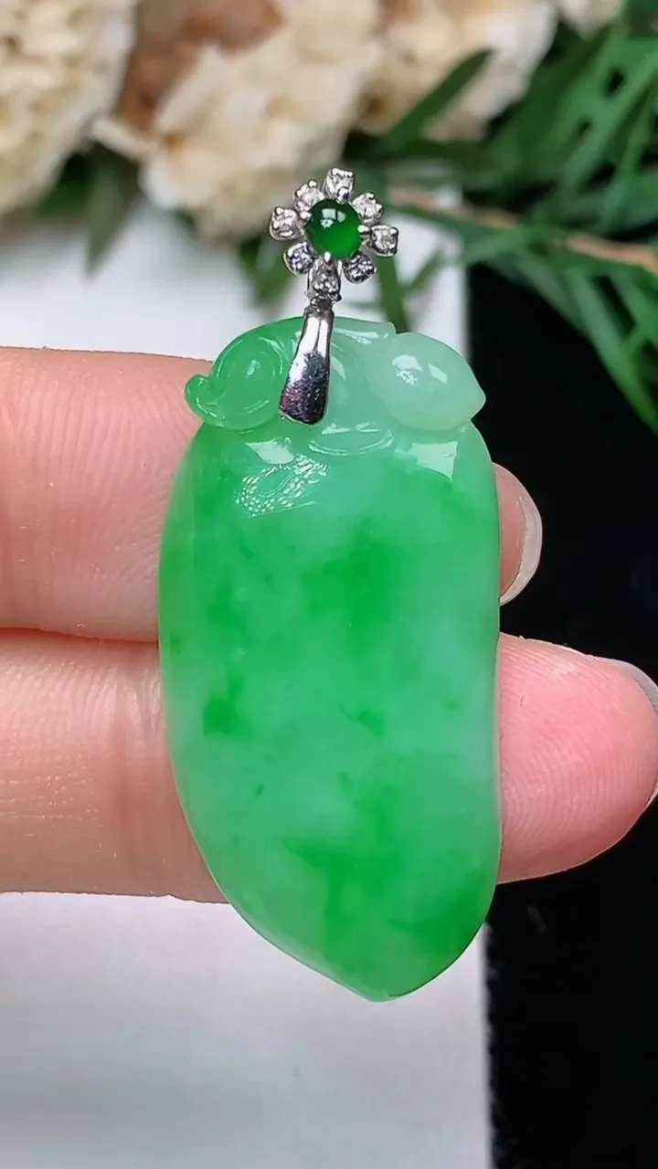 天然A货翡翠福瓜吊坠，尺寸29.4-15.3-4，重量:4.18g
12月23日