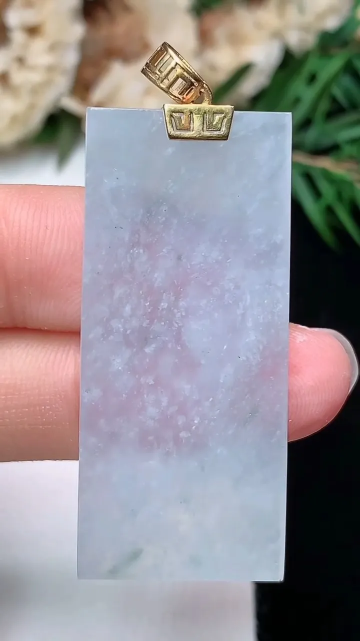 天然A货翡翠飘花无事牌吊坠，尺寸40.9-18.4-2.9，重量:7.53g
12月23日