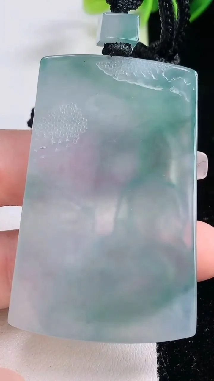 天然A货翡翠种飘花文殊菩萨吊坠，尺寸58-35.5-4.2，重量:35.29g
12月23日