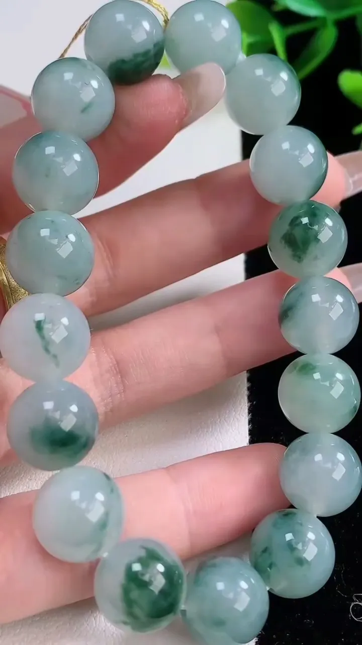 天然A货翡翠种飘花圆珠手串，尺寸11.8-17颗，重量:51.25g12月23日
工厂直销收藏佳品,种好水足，色泽均匀，有种有色，上手高大气！
